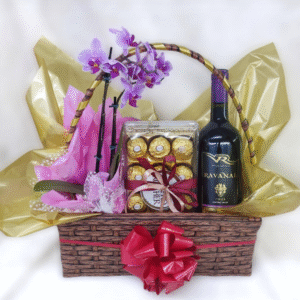 Cesta Puro Charme com Flor Orquídea , Ferrero e Vinho