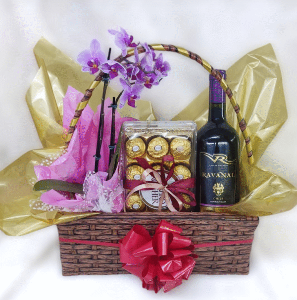 Cesta Puro Charme com Flor Orquídea , Ferrero e Vinho