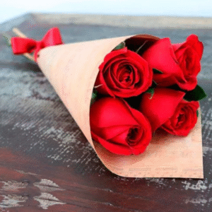 Buquê de 04 Rosas Vermelhas no papel Kraft