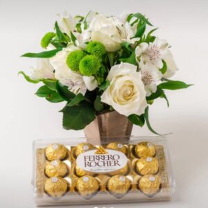 Arranjo de Rosas e Astromélias em Vaso e Chocolate