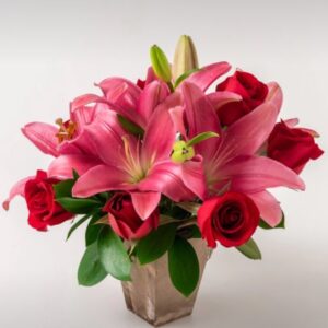 Arranjo de Lírios e Rosas Vermelhas