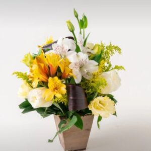 Arranjo de Lisianthus e Astromélias