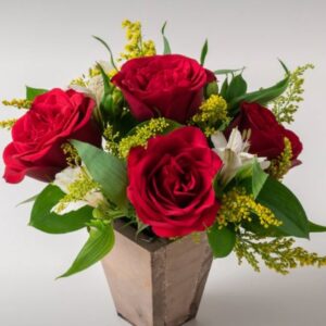 Arranjo Pequeno de Rosas e Astromélias