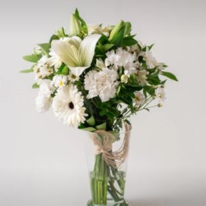 Arranjo de Lírios e Flores do Campo Brancas em Vaso