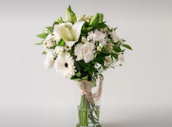 Arranjo de Lírios e Flores do Campo Brancas em Vaso