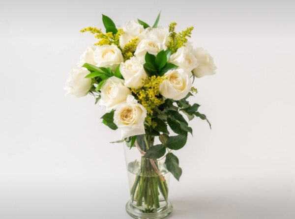 Arranjo de 15 Rosas Brancas em Vaso