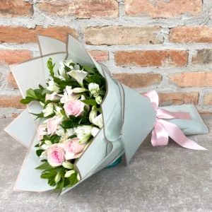 Buque de Rosas e Astromelias